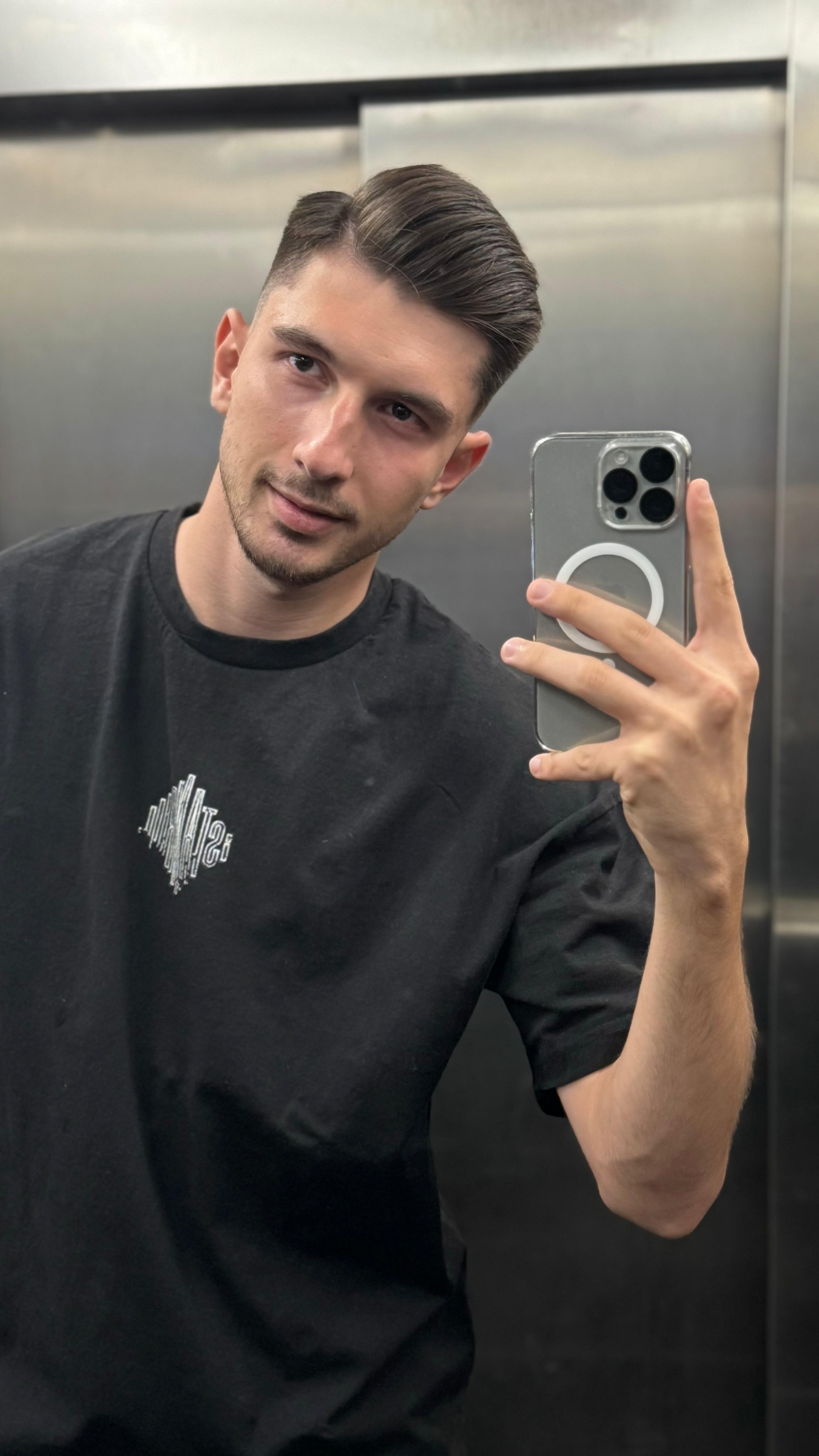 Özgür Ak